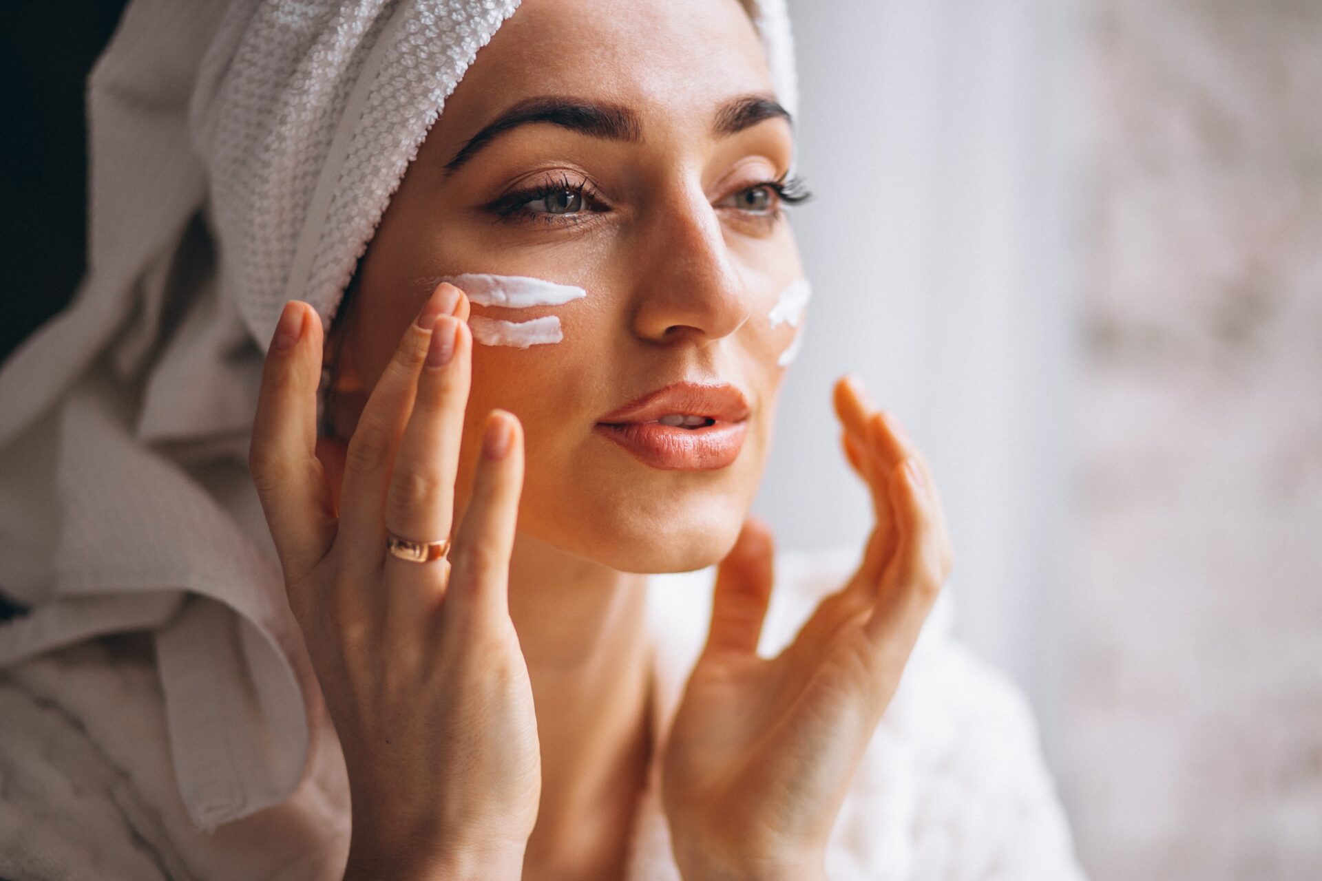 A estética moderna integra tecnologia, injetáveis e skincare para resultados personalizados