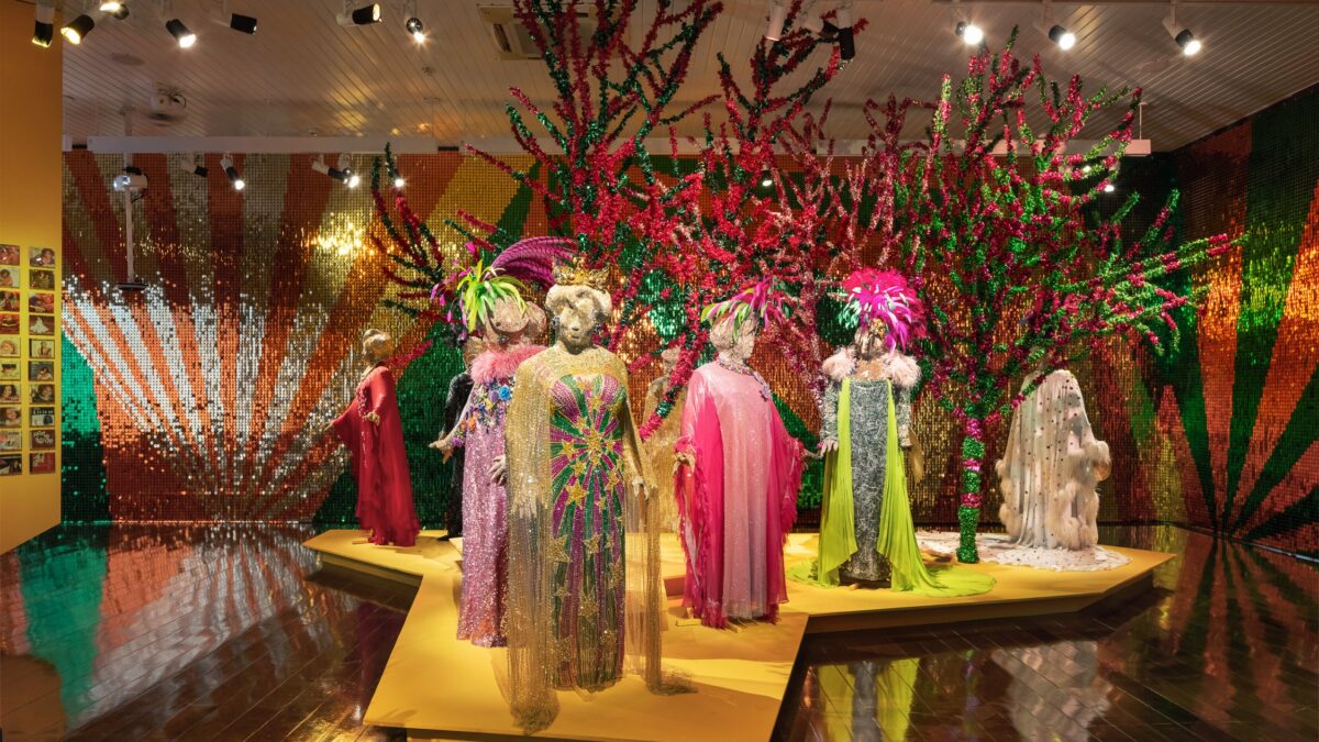 Alcione apresenta exposição "Com Amor, Alcione" com 650 itens no Museu das Favelas