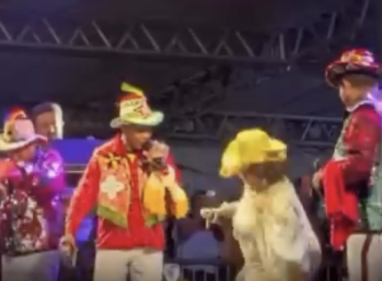 Alcione cai durante show no Maranhão, mas se recupera e continua apresentação