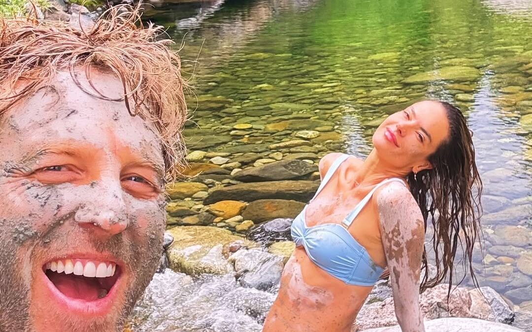 Alessandra Ambrosio e Buck Palmer desfrutam dia de golfe e banho de lama na natureza