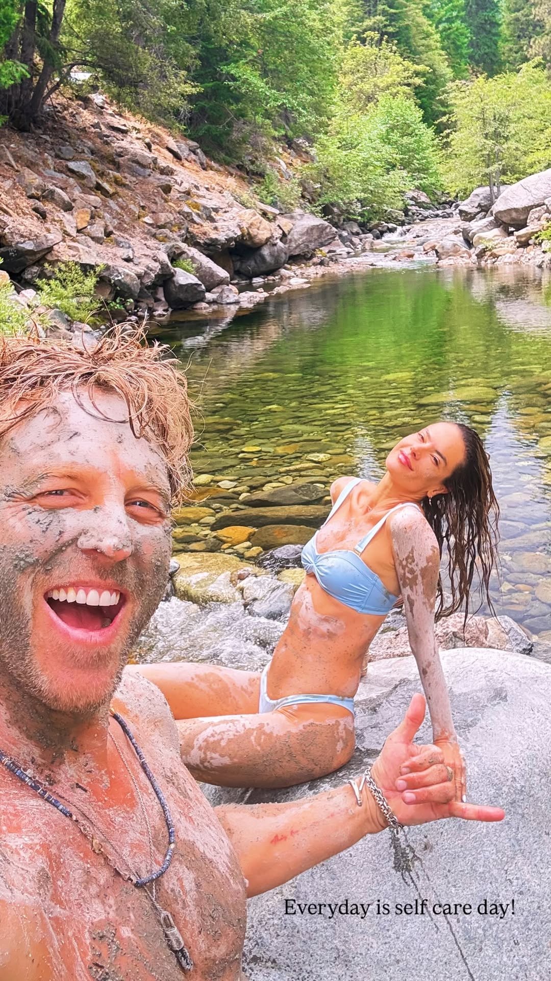 Alessandra Ambrosio e Buck Palmer desfrutam dia de golfe e banho de lama na natureza