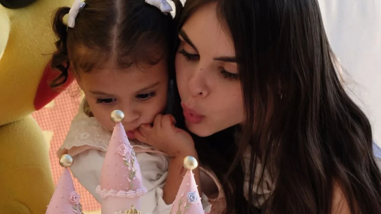 Amanda Kimberlly celebra aniversário de Helena sem Neymar em São Paulo