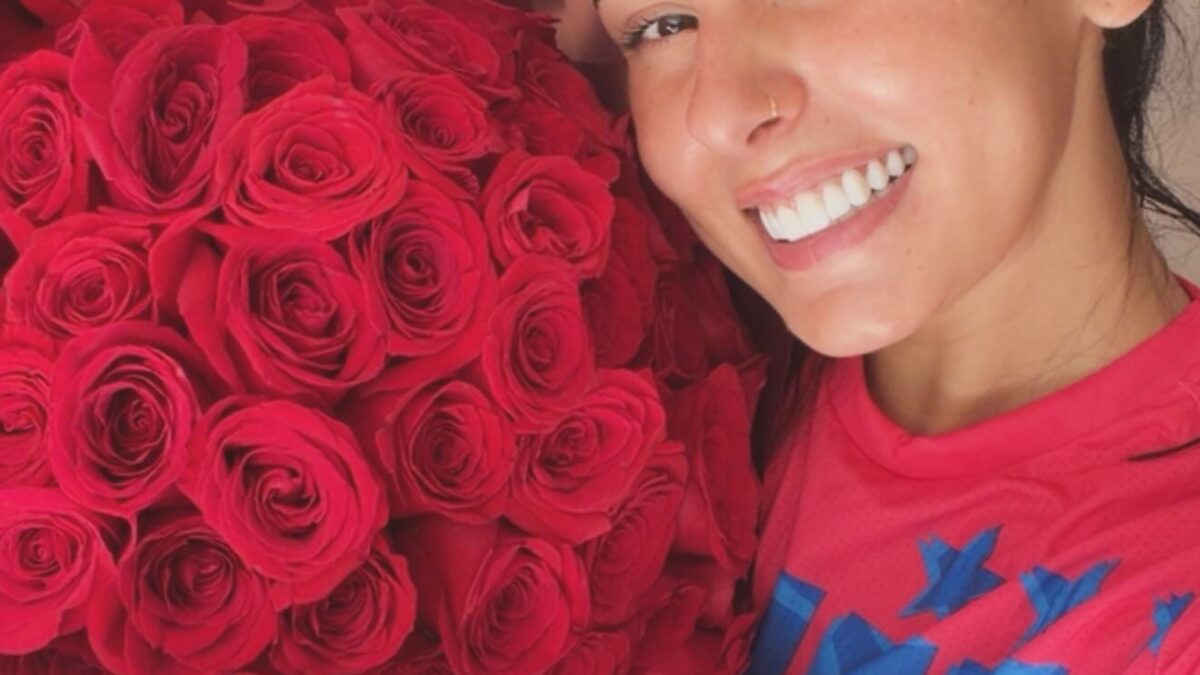 Ana Castela exibe buquê de rosas e provoca mistério sobre admirador secreto