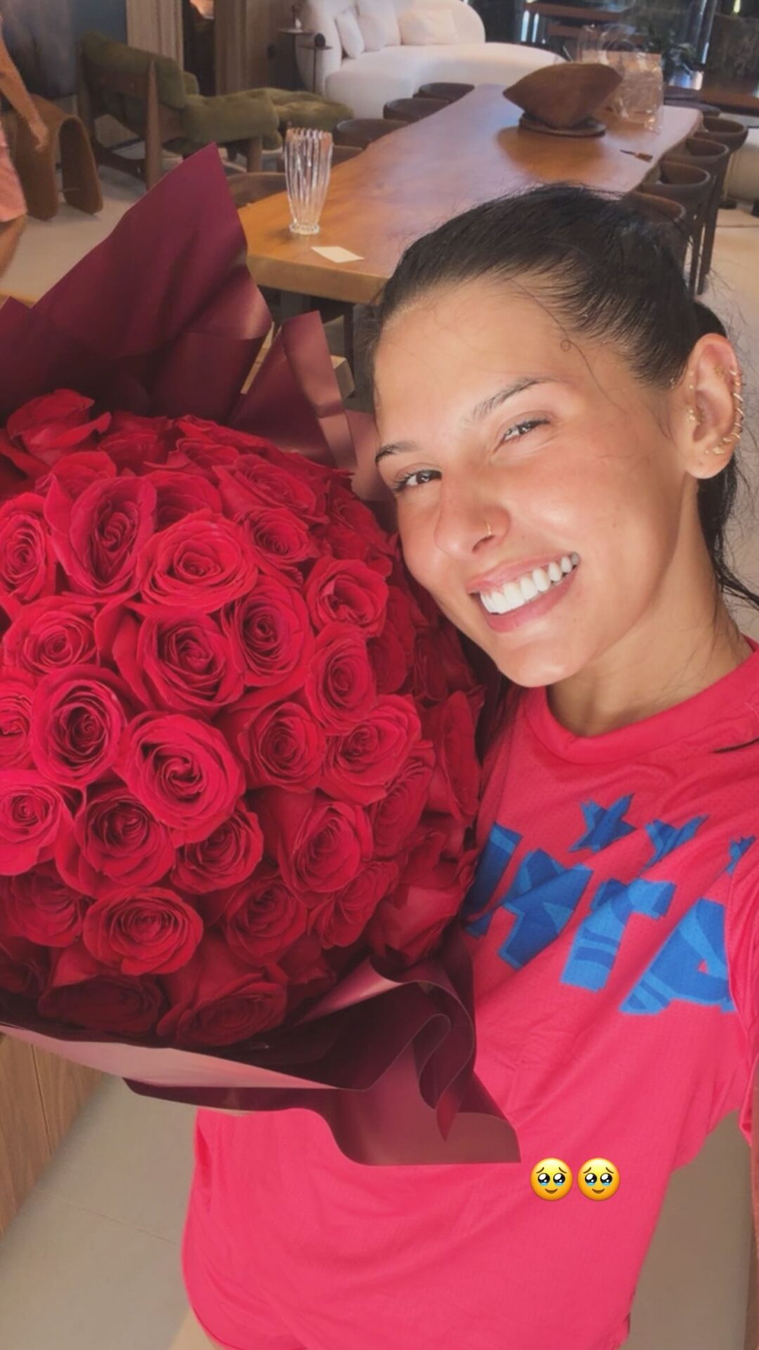 Ana Castela exibe buquê de rosas e provoca mistério sobre admirador secreto