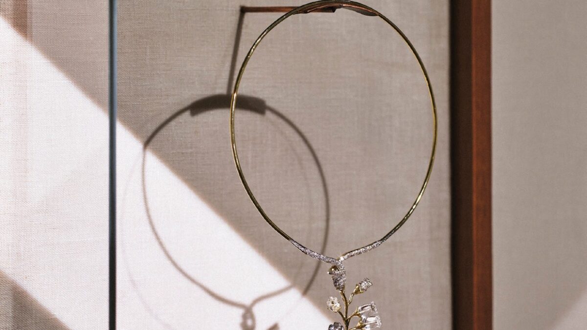 Ana Khouri encanta na TEFAF com alta-joalheria inspirada em flores