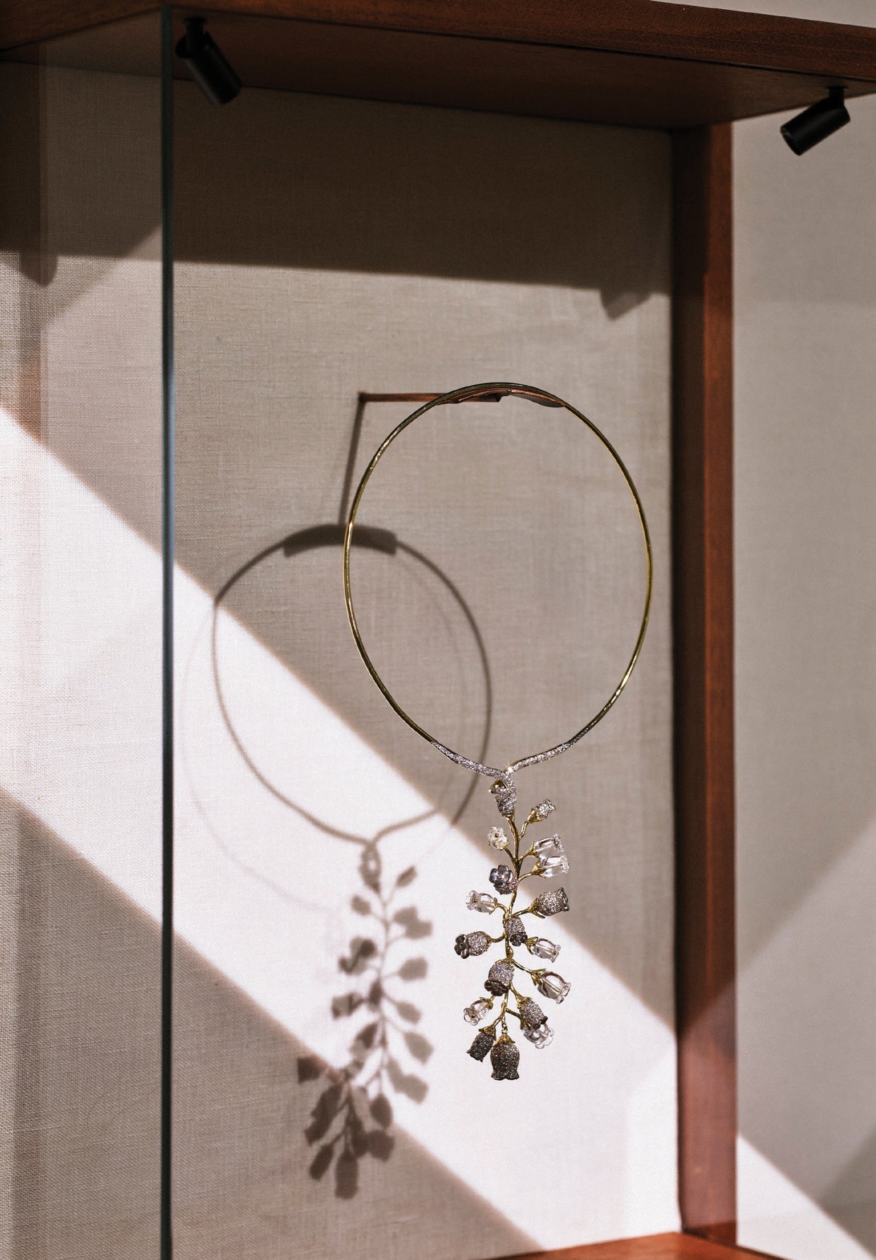 Ana Khouri encanta na TEFAF com alta-joalheria inspirada em flores