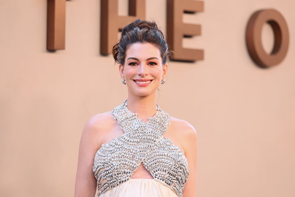 Anne Hathaway, aos 43 anos, fala sobre gravidez do terceiro filho e celebra milagre