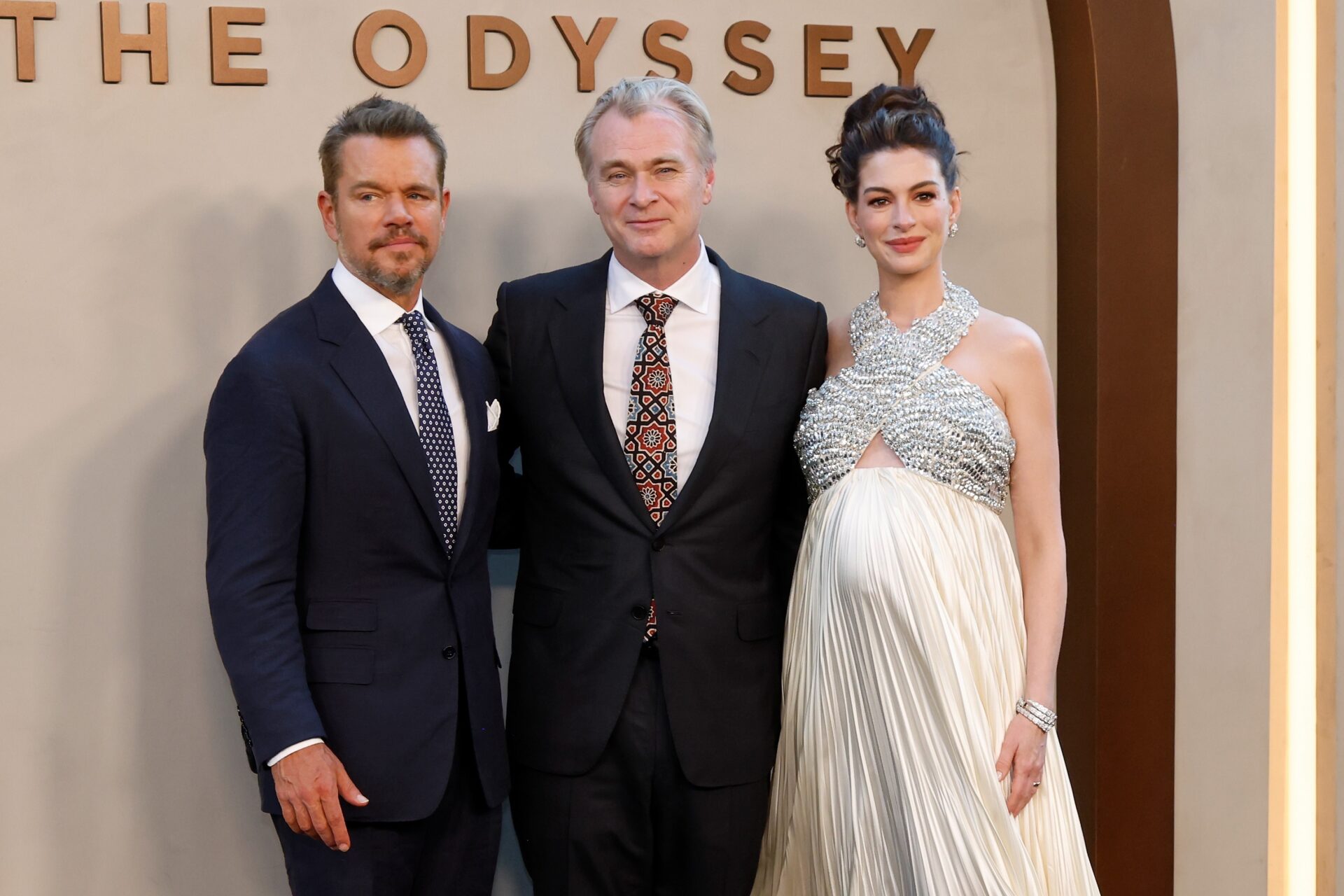 Anne Hathaway retorna ao cinema com A Odisseia e celebra reencontro com Nolan
