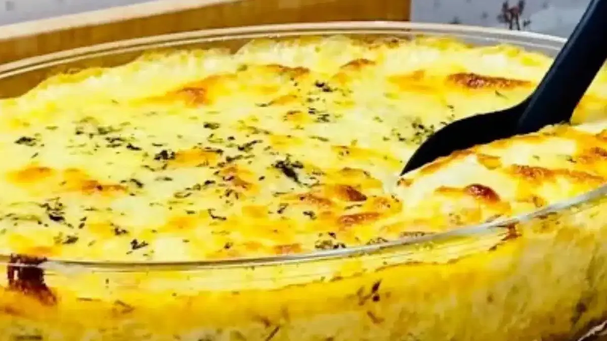 Aprenda a fazer batata gratinada no forno com queijo e frango desfiado