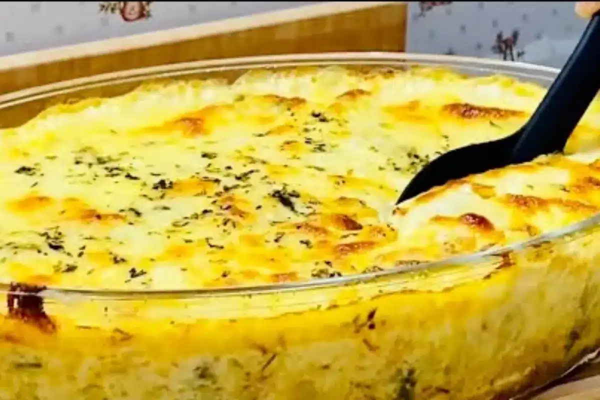 Aprenda a fazer batata gratinada no forno com queijo e frango desfiado