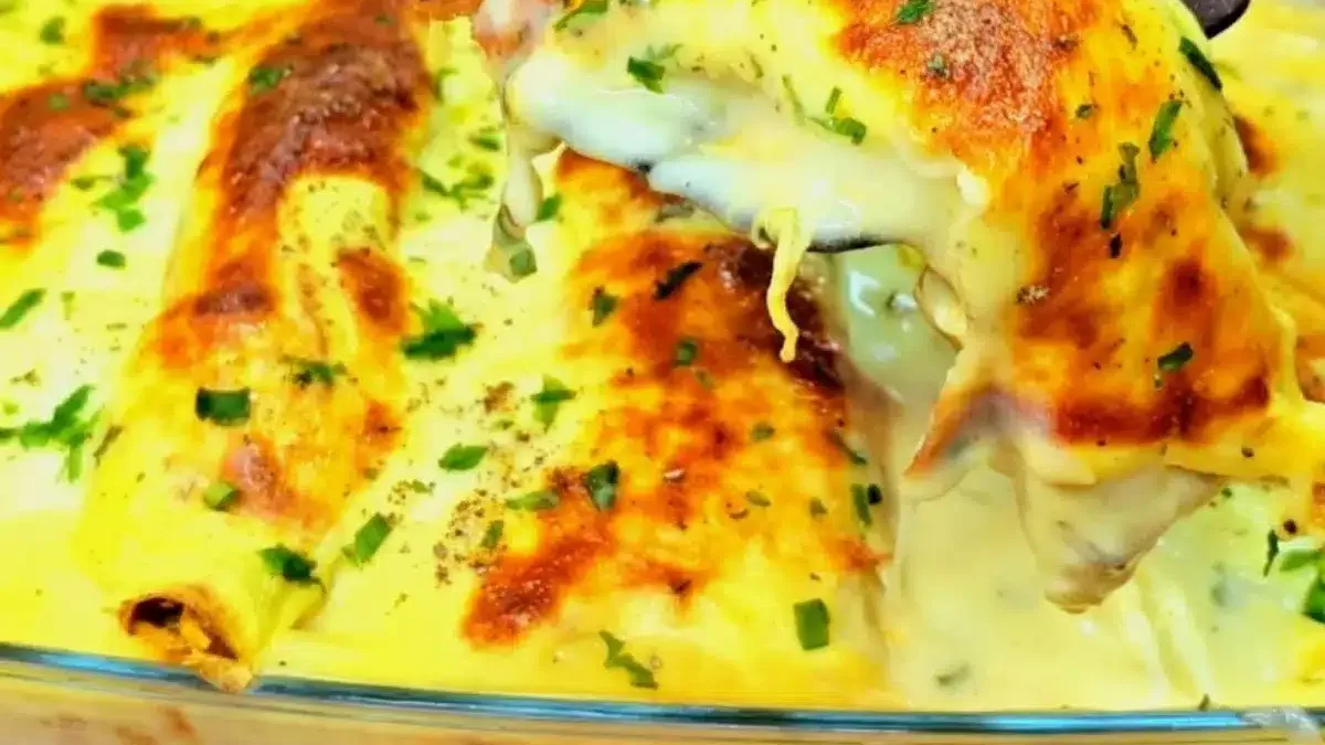 Aprenda a fazer panqueca de frango com molho cremoso de batata e cebola