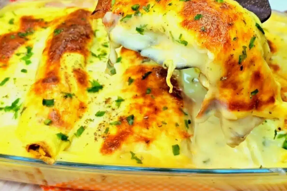 Aprenda a fazer panqueca de frango com molho cremoso de batata e cebola