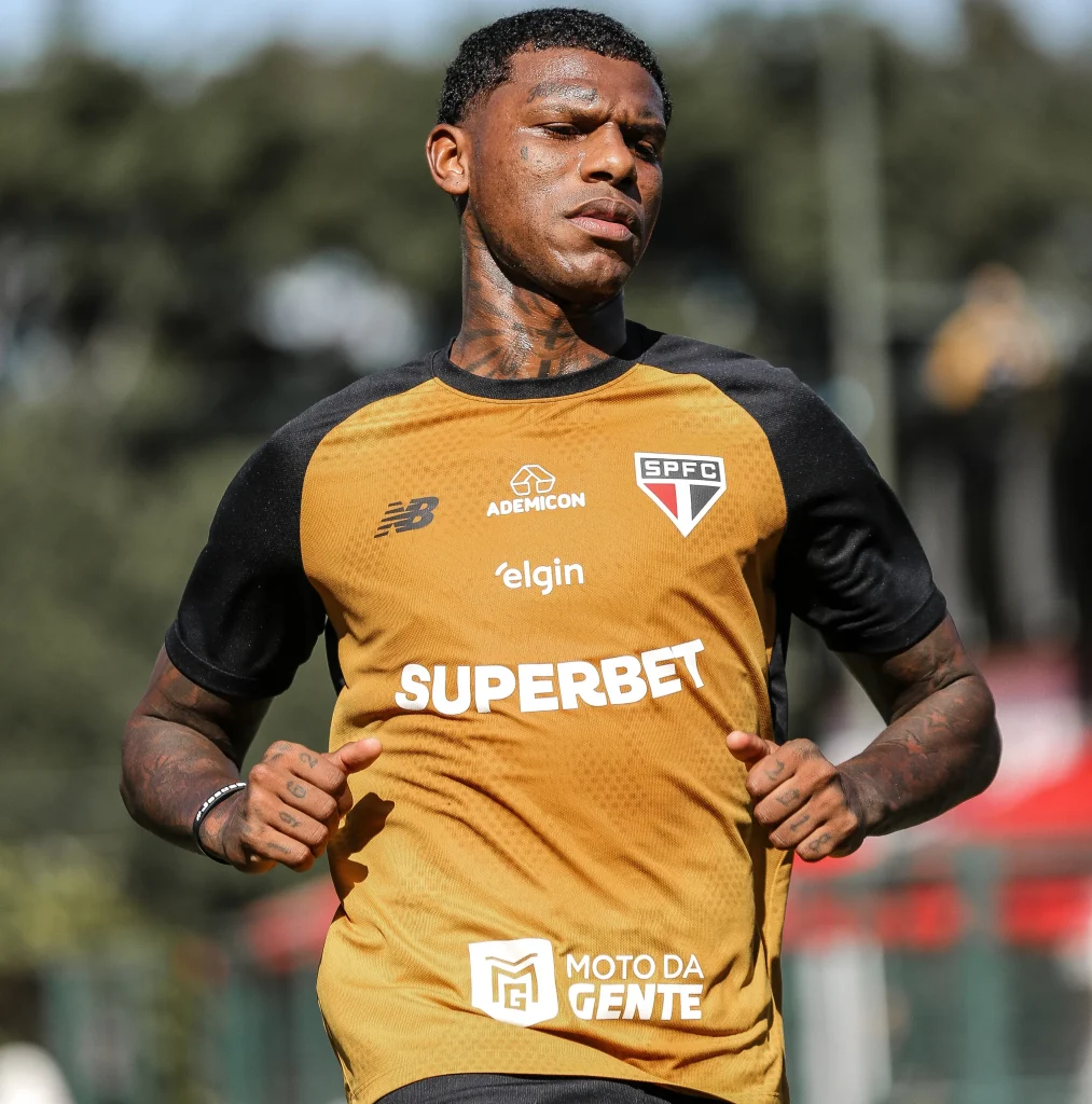 Arboleda busca ajuda psicológica e é reintegrado ao São Paulo após crise mental