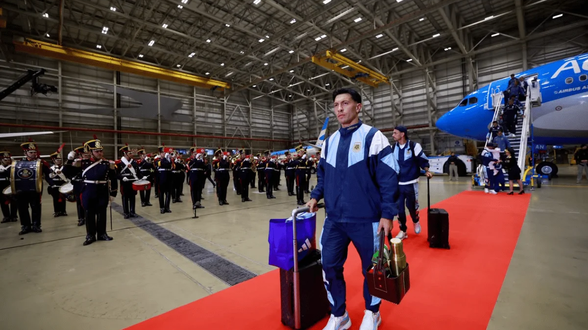 Argentina desembarca em Buenos Aires após vice na Copa do Mundo sem Messi