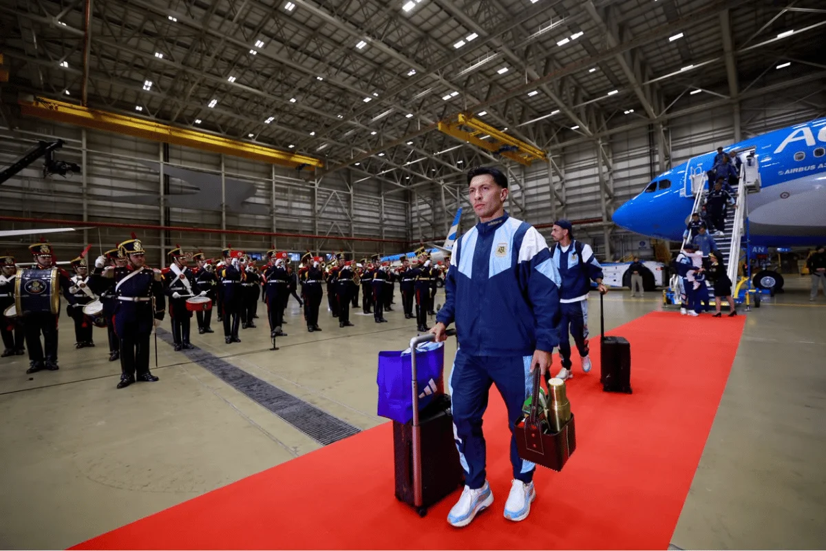 Argentina desembarca em Buenos Aires após vice na Copa do Mundo sem Messi
