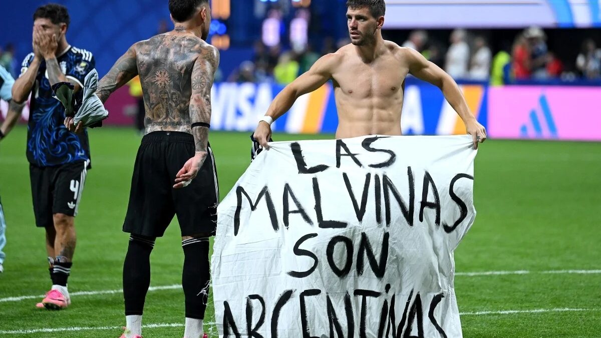 Argentina provoca Inglaterra após vitória e exibe faixa sobre Malvinas na semifinal