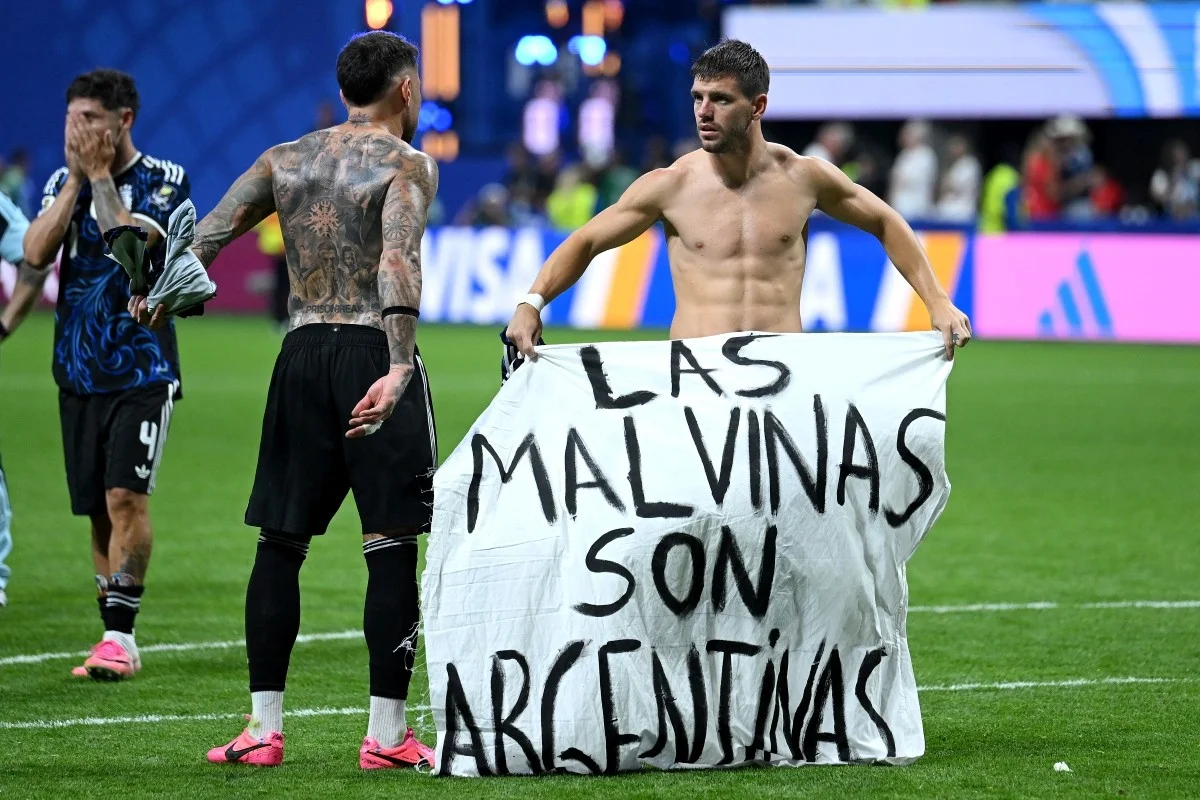Argentina provoca Inglaterra após vitória e exibe faixa sobre Malvinas na semifinal