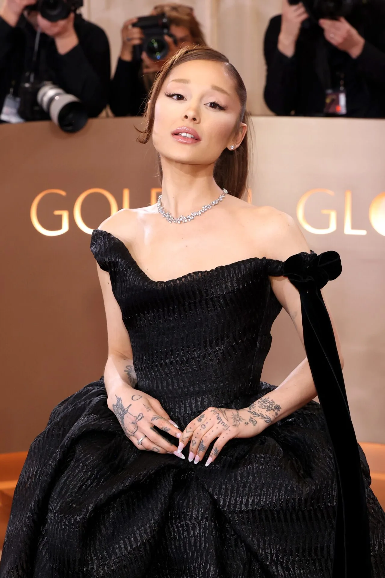 Ariana Grande processa hackers por invasão de arquivos e vazamento de músicas inéditas
