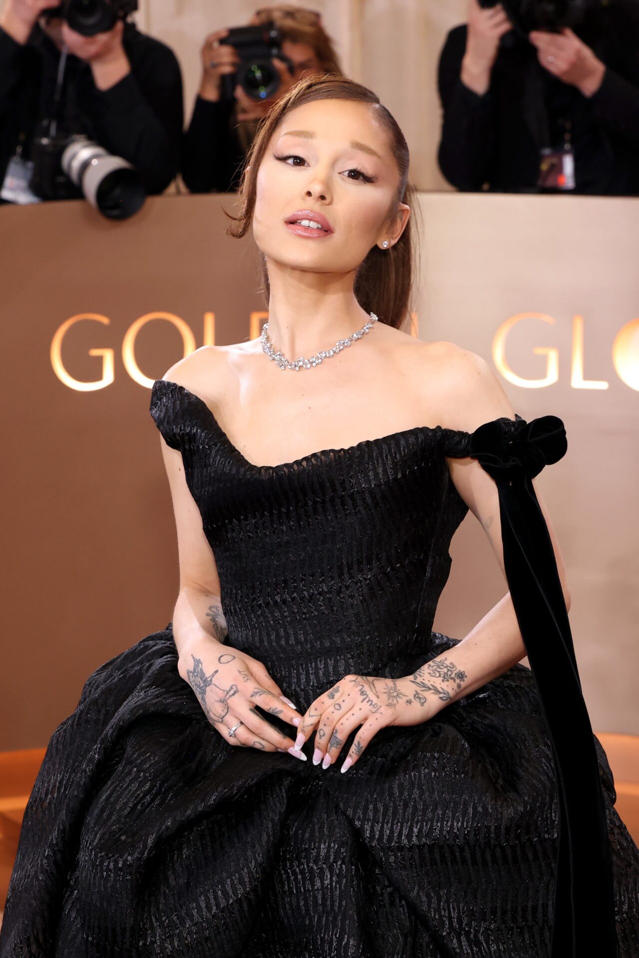 Ariana Grande processa hackers por invasão de arquivos e vazamento de músicas inéditas