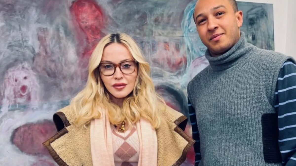Artista brasileiro presenteia Madonna com esculturas de pênis que decoram seu banheiro