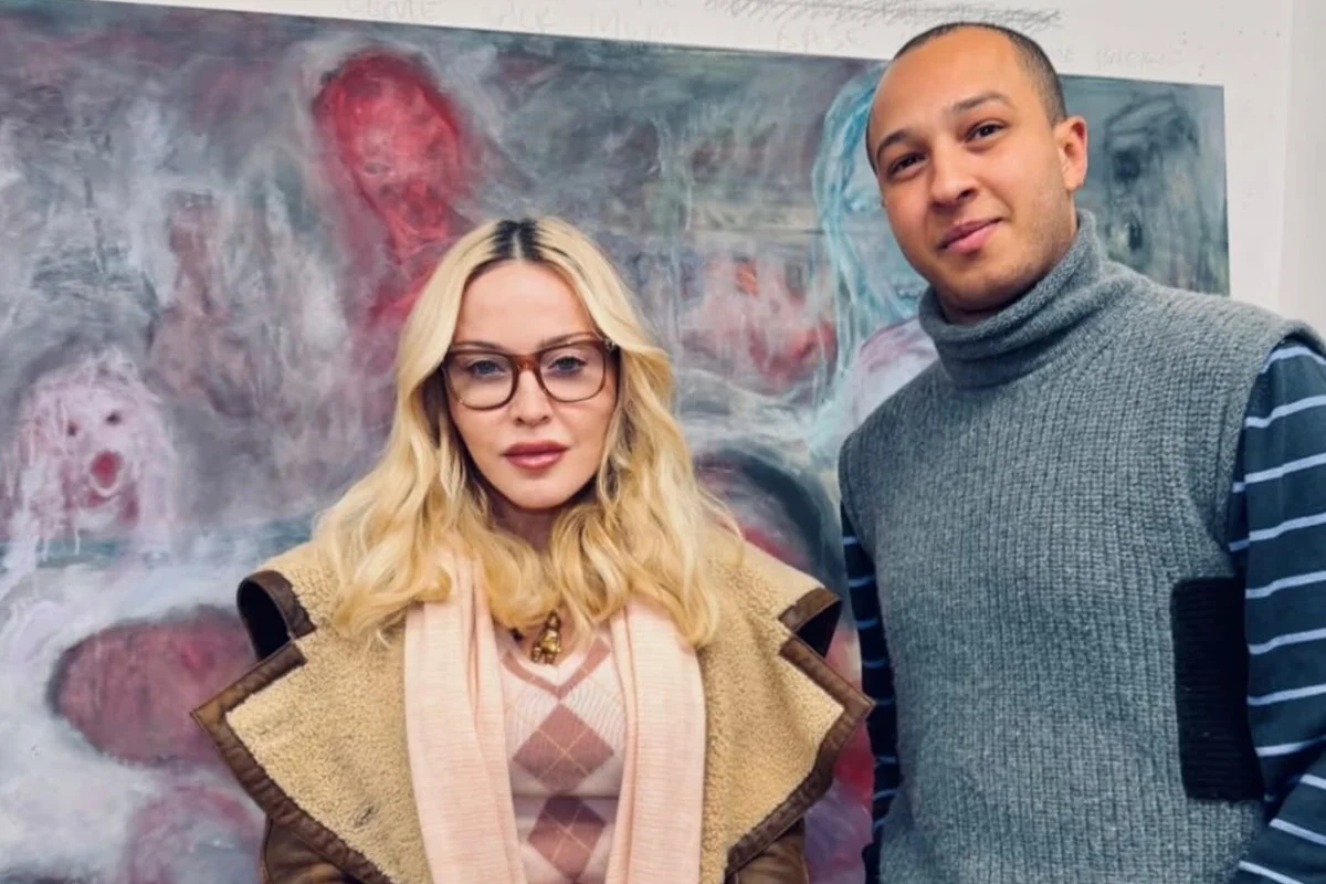 Artista brasileiro presenteia Madonna com esculturas de pênis que decoram seu banheiro