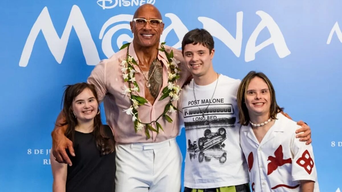 Atores com síndrome de Down realizam sonho e conhecem The Rock no Rio de Janeiro