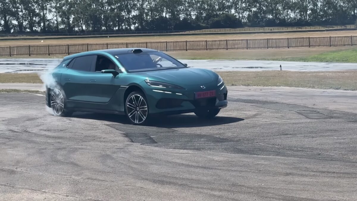 BYD lança Denza Z9, carro que realiza drift sozinho com apenas um desenho na tela
