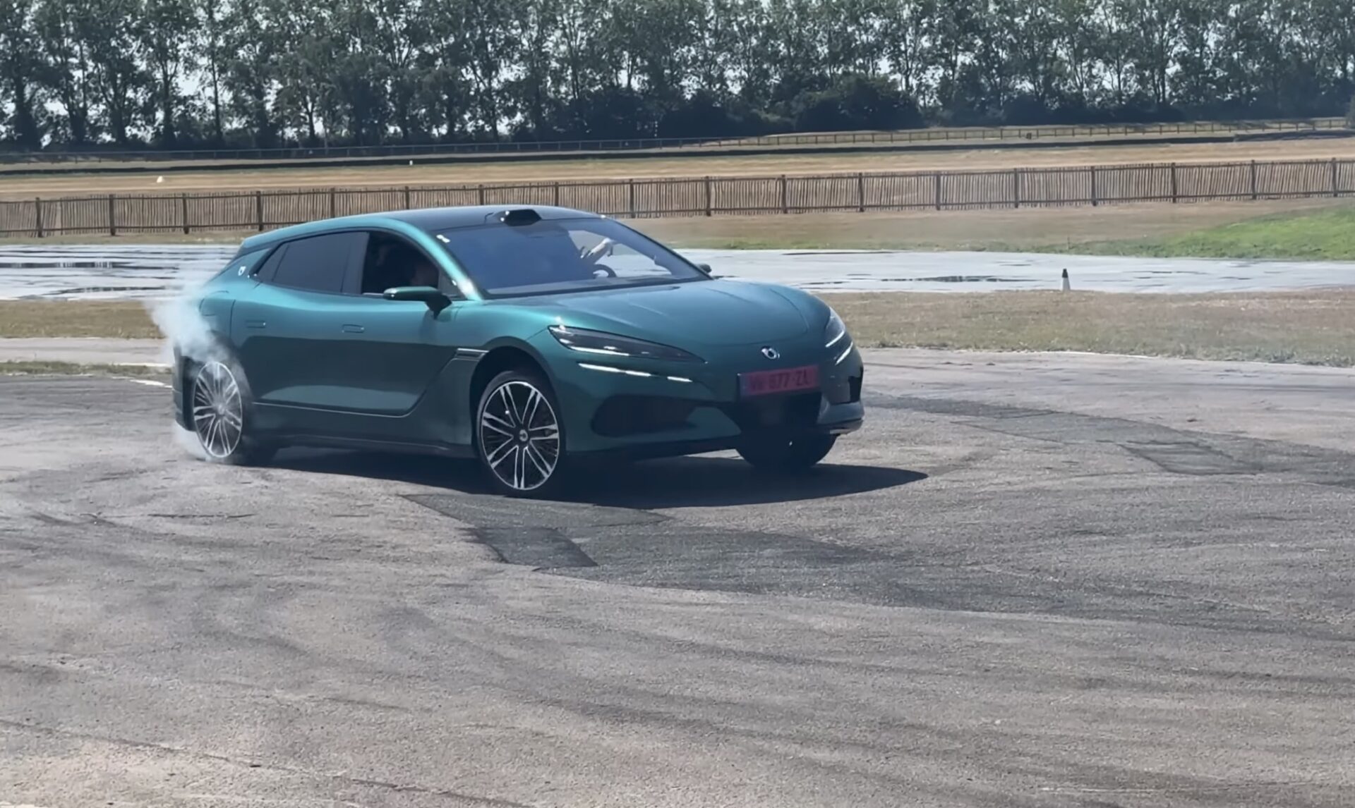 BYD lança Denza Z9, carro que realiza drift sozinho com apenas um desenho na tela
