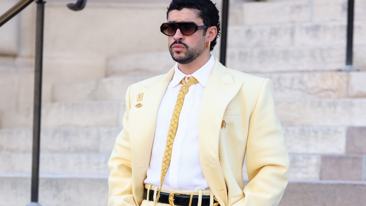 Bad Bunny se destaca com alfaiataria exclusiva no desfile da Schiaparelli em Paris