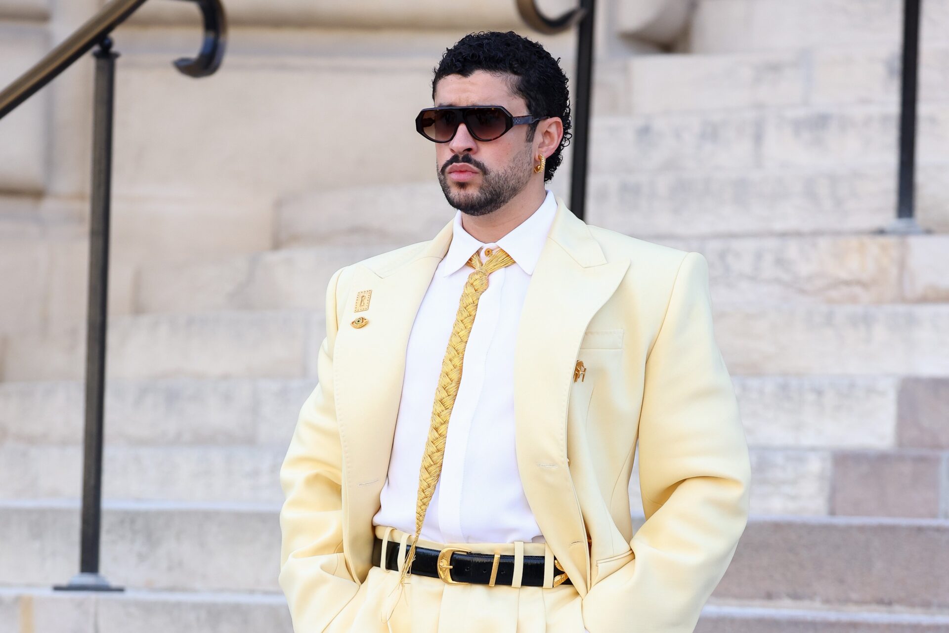 Bad Bunny se destaca com alfaiataria exclusiva no desfile da Schiaparelli em Paris