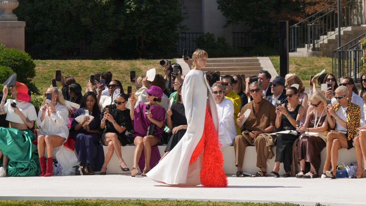 Balenciaga estreia alta-costura Inverno 2026 em Paris com Pierpaolo Piccioli