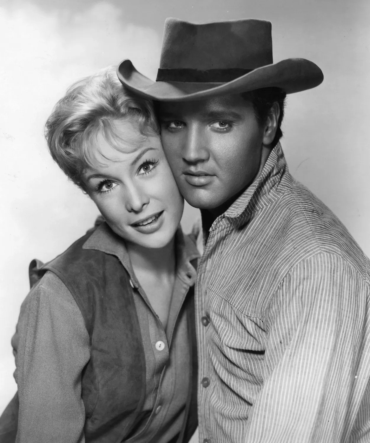 Barbara Eden critica Hollywood por não valorizar talento de Elvis Presley no cinema