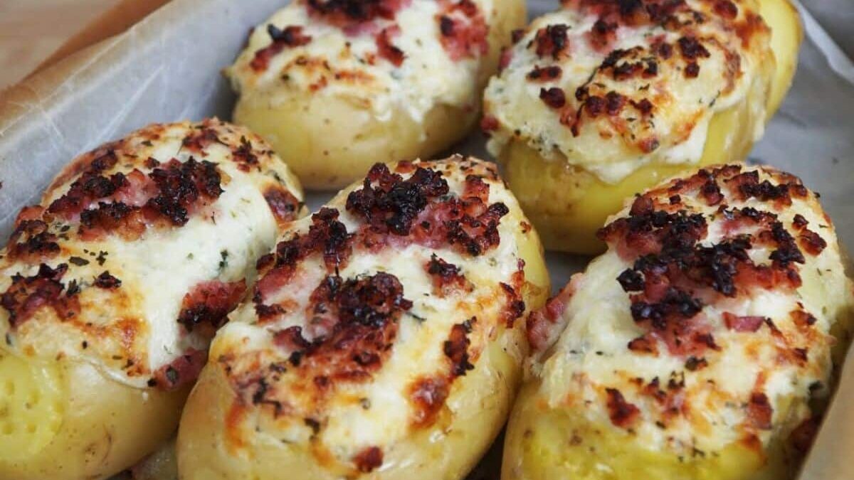 Batata recheada no forno com queijo e bacon: uma refeição irresistível!