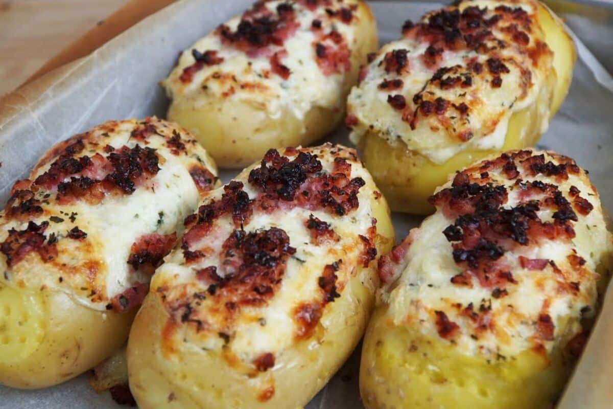 Batata recheada no forno com queijo e bacon: uma refeição irresistível!