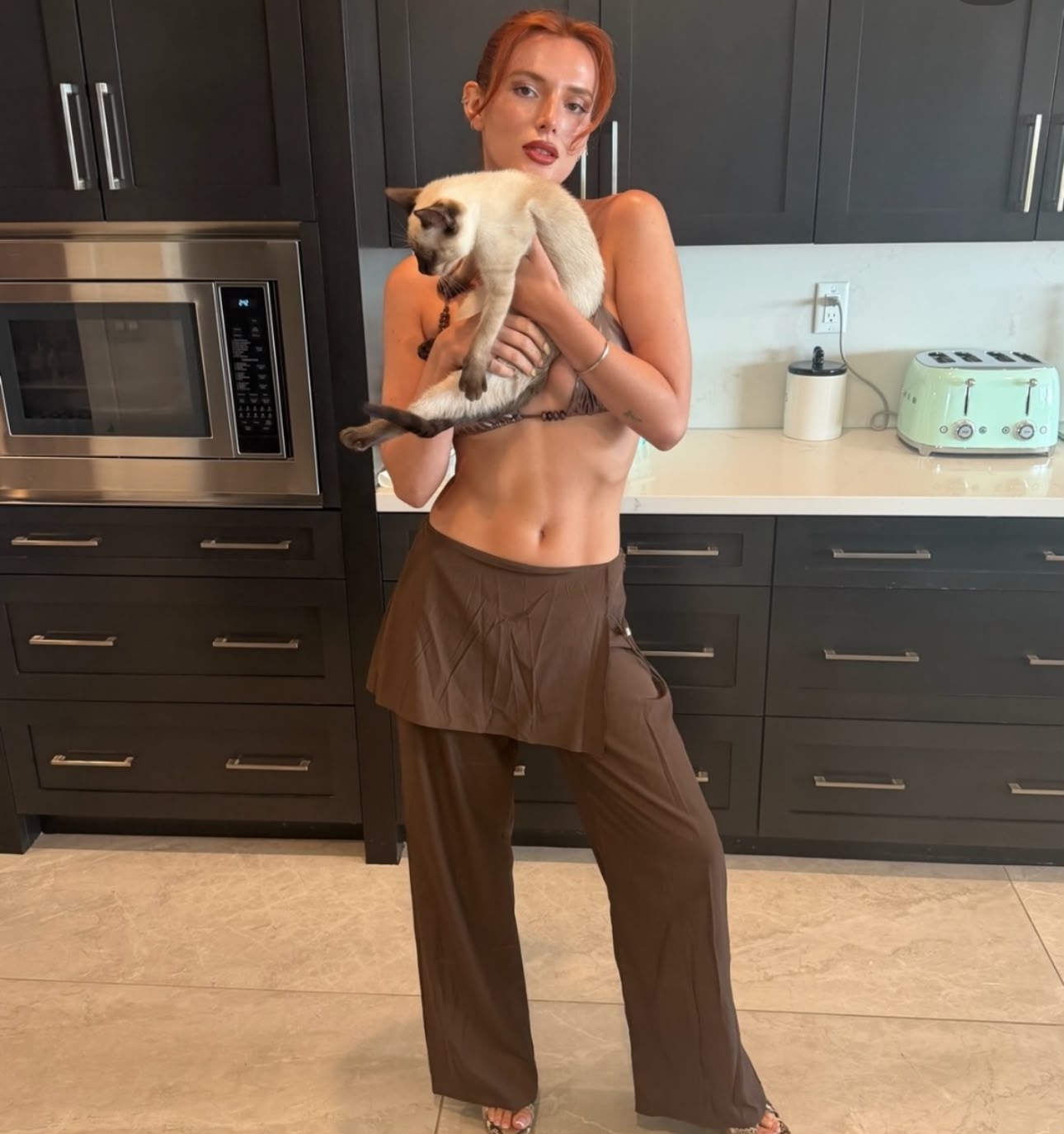 Bella Thorne compartilha cliques adoráveis com seu pet em Instagram