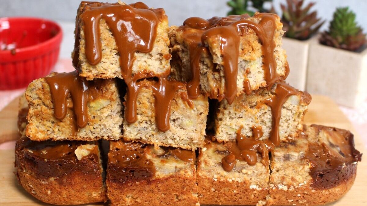 Bolo rústico sem açúcar combina banana e doce de leite em receita fácil