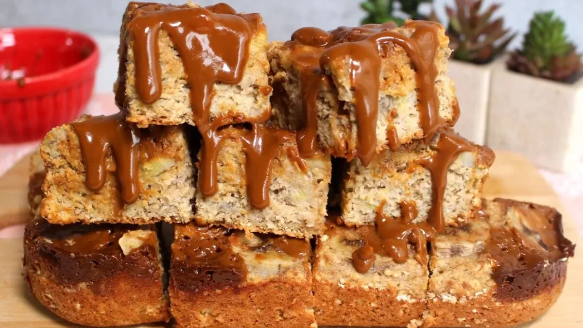 Bolo rústico sem açúcar combina banana e doce de leite em receita fácil