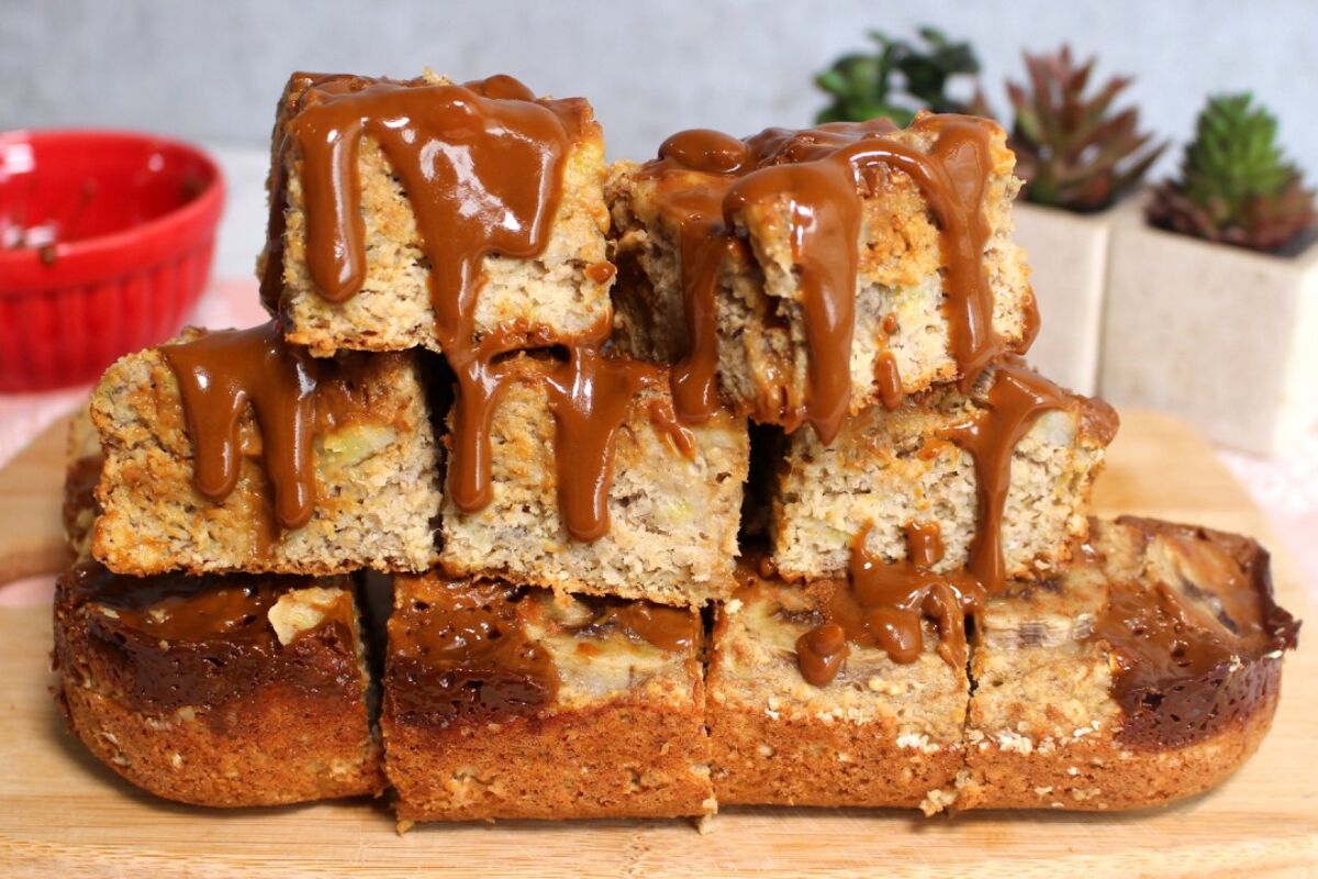 Bolo rústico sem açúcar combina banana e doce de leite em receita fácil