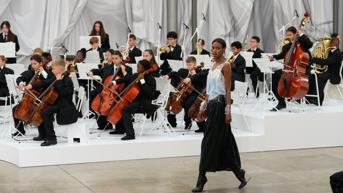 Burberry celebra 170 anos com exposição sobre o icônico trench coat em Londres