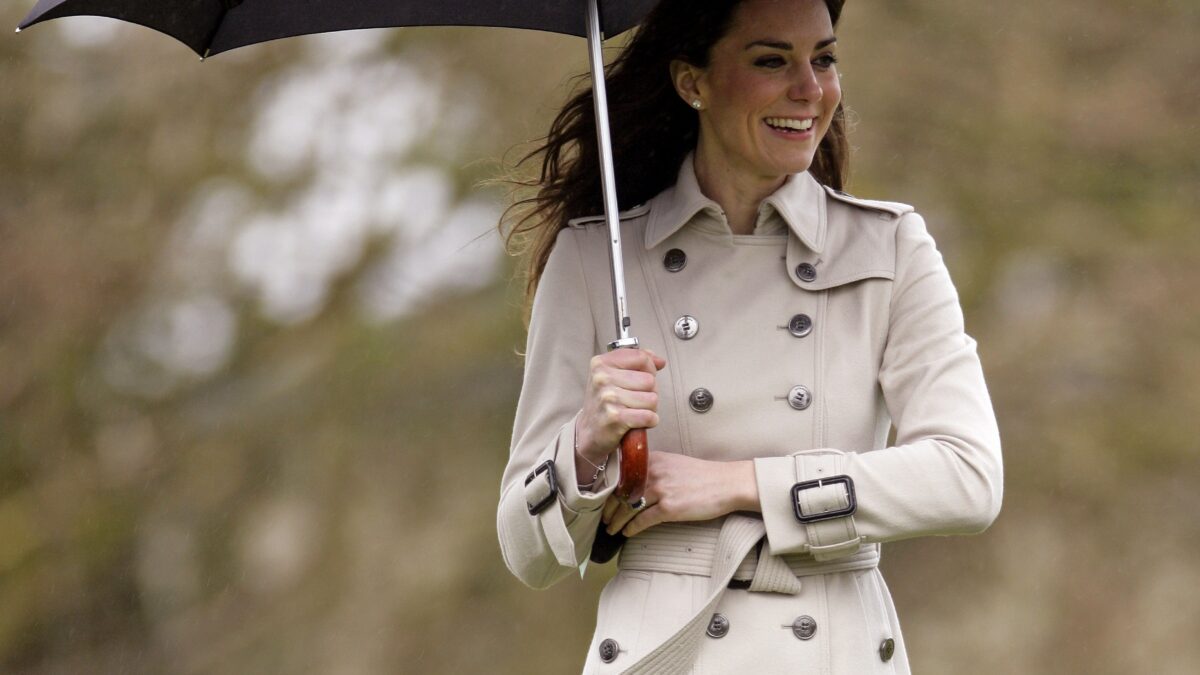 Burberry comemora 170 anos com exposição do trench coat em Londres