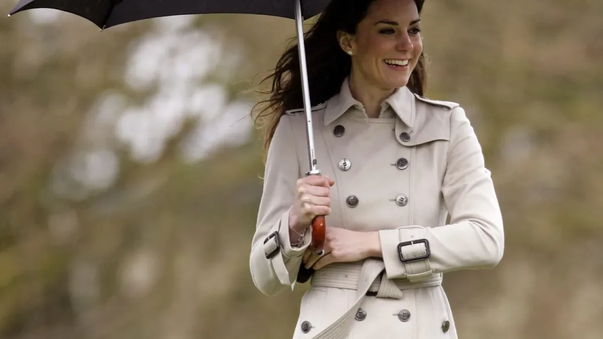 Burberry comemora 170 anos com exposição do trench coat em Londres