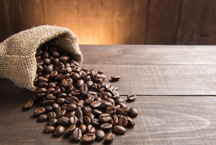 Café: Arábica se recupera em Nova York, robusta dispara em Londres e colheita avança no Brasil