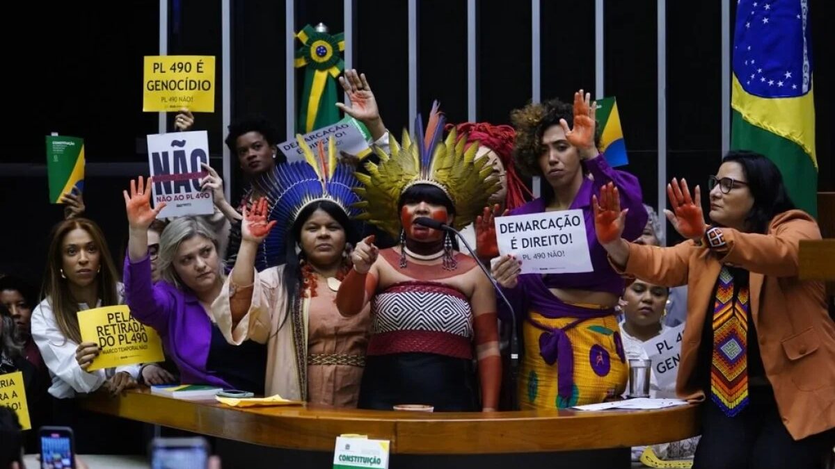 Câmara aprova uso de cocares e turbantes em documentos oficiais no Brasil