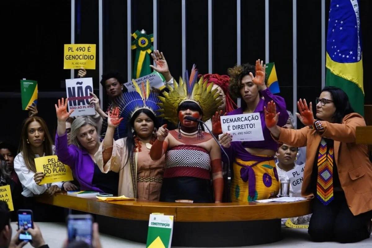 Câmara aprova uso de cocares e turbantes em documentos oficiais no Brasil