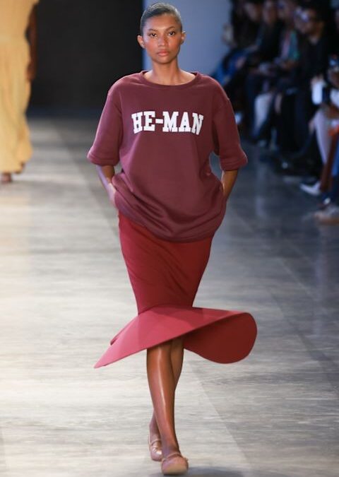 Camisetas oversized em cetim prometem dominar o inverno 2026 nas ruas de Paris