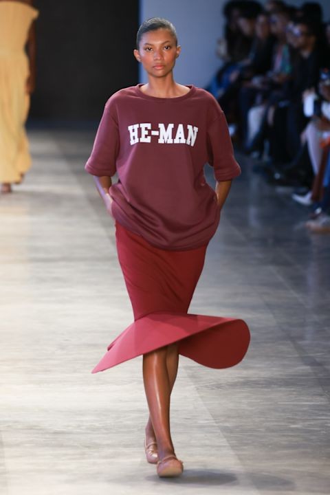 Camisetas oversized em cetim prometem dominar o inverno 2026 nas ruas de Paris