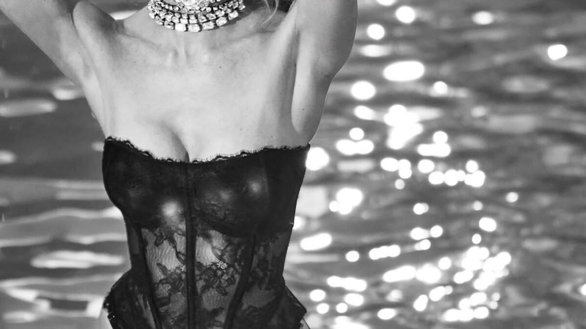 Candice Swanepoel brilha em ensaio P&B na Fontana di Trevi, em Roma