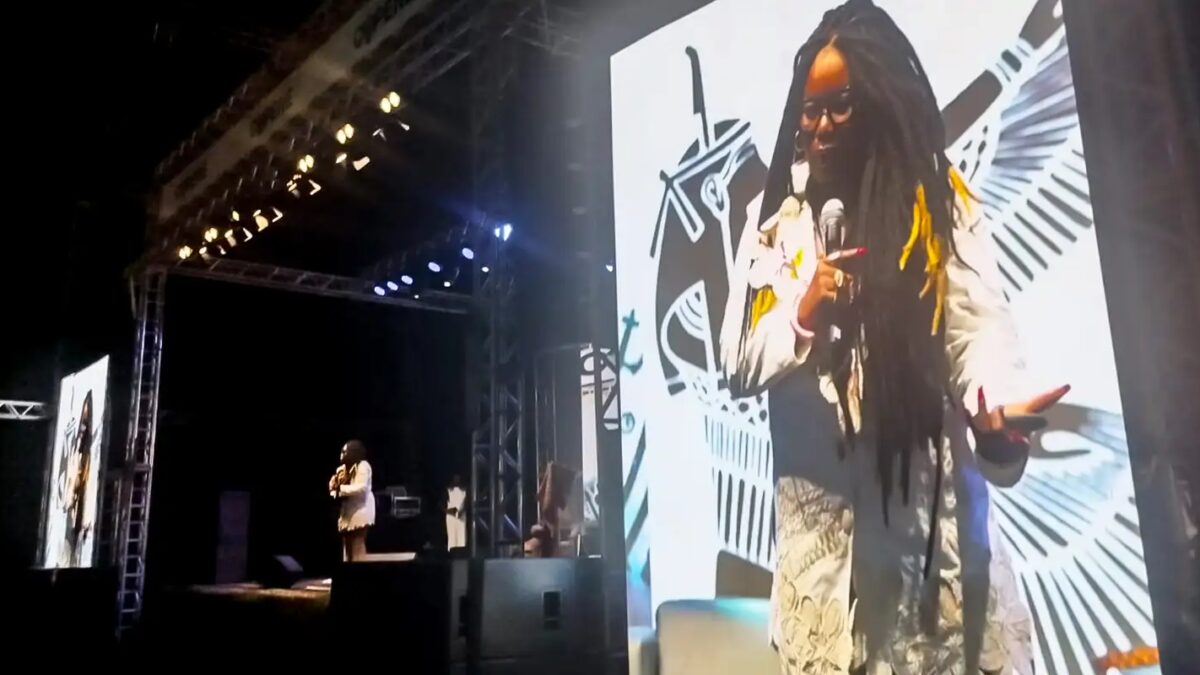 Carla Akotirene critica visão simplificada do racismo no Brasil durante congresso em Brasília