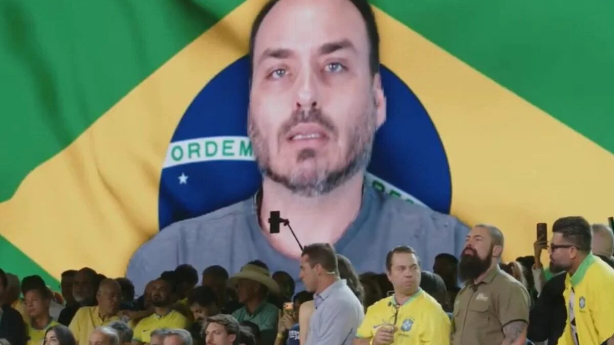 Carlos Bolsonaro usa verso de Walter Franco em recado a Flávio durante convenção do PL