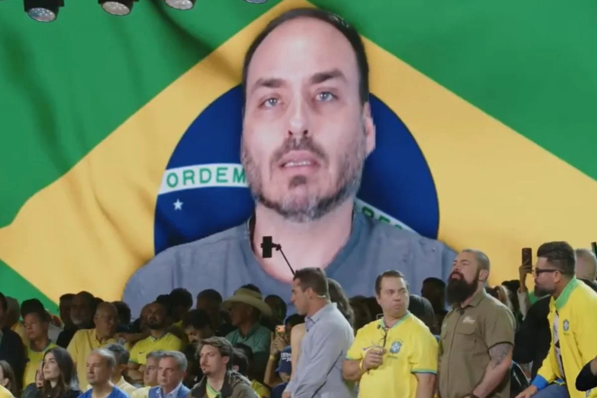 Carlos Bolsonaro usa verso de Walter Franco em recado a Flávio durante convenção do PL